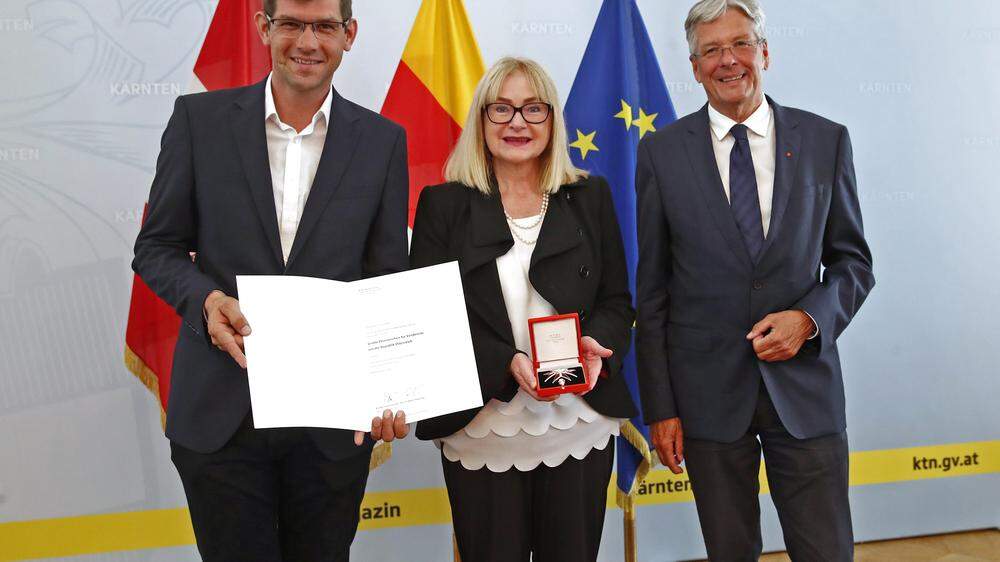 Renate Kanovksy-Wintermann wurde von Landesrat Martin Gruber und Landeshauptmann Peter Kaiser mit dem Großen Ehrenzeichen der Republik Österreich ausgezeichnet