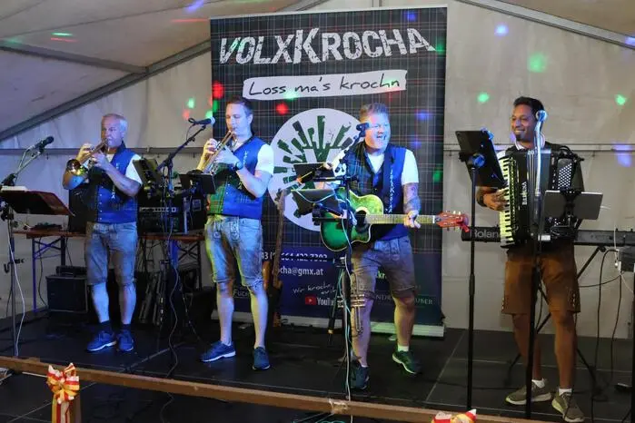 Für den perfekten Soundtrack der Partynacht sorgte „Volxkrocha“, die mit ihrer energiegeladenen Show optimale Stimmung garantierten. Und die Tanzfläche war durchgehend gefüllt, an den Bars herrschte Hochbetrieb und auch die Fotobox lief auf Hochtouren.