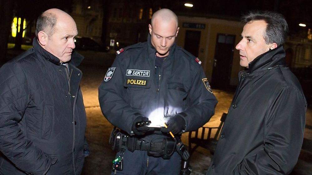 Innenminister Sobotka (li.) und Bürgermeister Nagl mit einem Grazer Polizisten