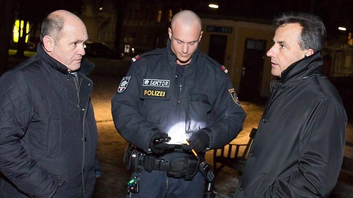 Innenminister Sobotka (li.) und Bürgermeister Nagl mit einem Grazer Polizisten