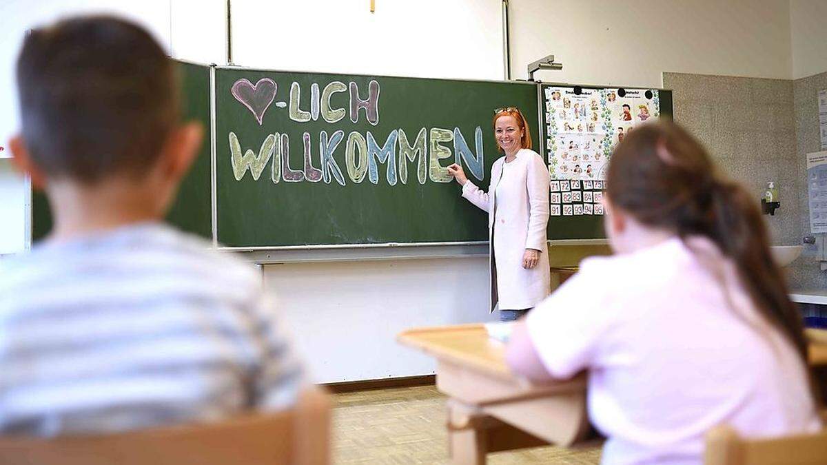 Auch Birgit Petschacher in Meiselding heißt ihre Schüler willkommen - aber unter neuen Bedingungen 