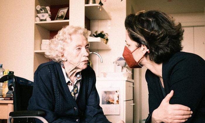 "Bleib stark." Rendi-Wagner mit der 97-jährigen Widerstandskämpferin Käthe Sasso. 