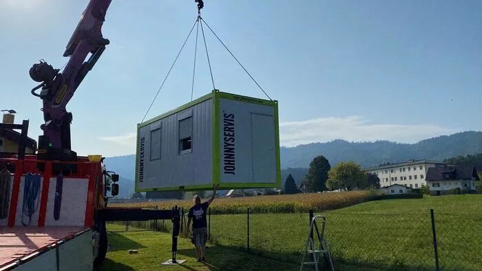 Der zwei Tonnen schwere Container wurde am Dienstagmorgen angeliefert und montiert