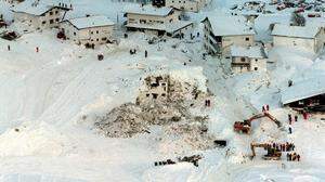 Rettungsarbeiten, aufgenommen am 24. Februar 1999 in Galtür im Paznauntal