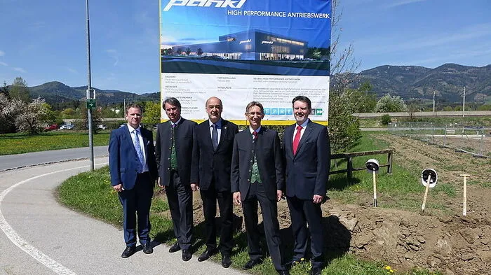 Freuen sich über den Neubau in Kapfenberg: Stadtamtsdirektor Christian Theiss, Stefan Pierer, Bürgermeister Manfred Wegscheider, Wolfgang Plasser und Wolfgang Wiesenhofer vom Standortmanagement (v. l.)