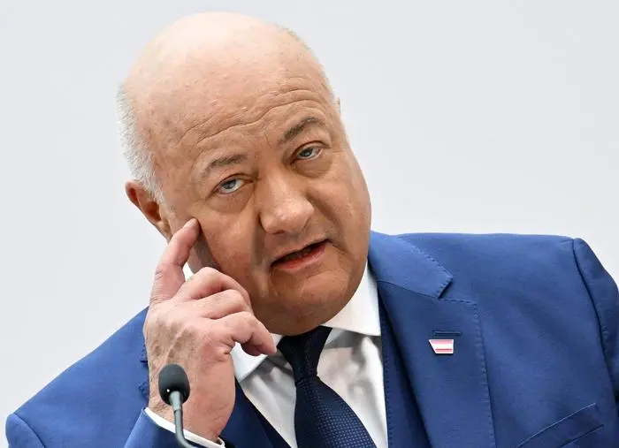 ABD0118_20250227 - WIEN - ÖSTERREICH: ÖVP-Chef Christian Stocker am Donnerstag, 27. Februar 2025, im Rahmen der Präsentation des Regierungsprogramms von ÖVP, SPÖ und NEOS in Wien. - FOTO: APA/HANS KLAUS TECHT