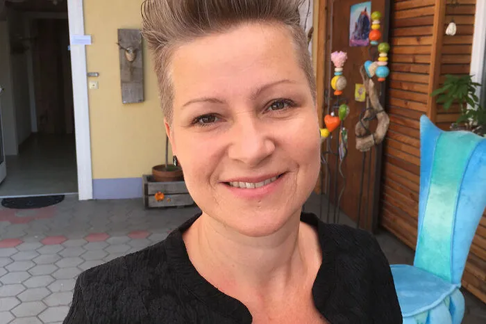 Naturmaterialien wie Altholz und Stein verbindet Tanja Marko aus Unterlamm mit Keramik und Draht zu fantasievollen Stücken, die sowohl das Auge erfreuen als auch die Schönheit der Natur zum Ausdruck bringen. Jedes Stück ist ein Unikat und regt die Fantasie des Betrachters an. Erhältlich sind Markos Werke in ihrem Atelier und auf Märkten, u. a. in der Tierwelt Herberstein.