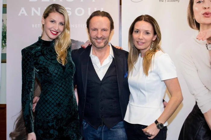 Moderatorin Cathy Zimmermann mit den Jurymitgliedern und ästhetischen Chirurgen Thomas Rappl und Simone May