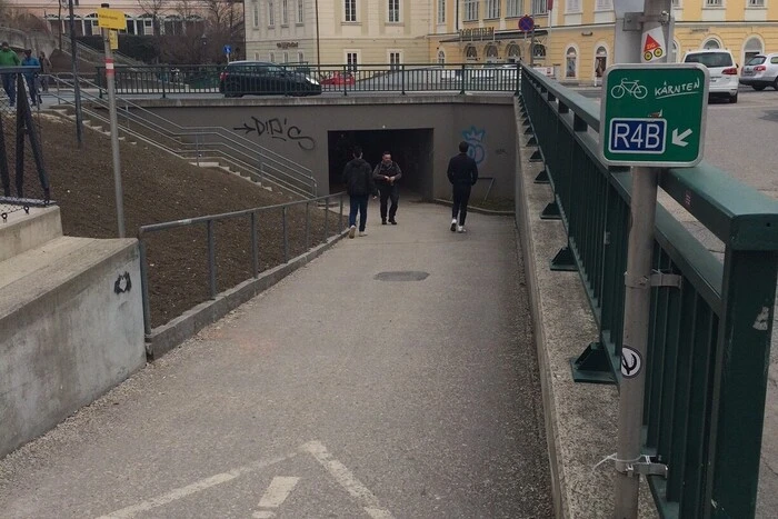 Gefahrenquelle: ein dunkler Tunnel nach dem Lendkanal.