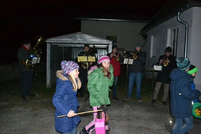 Mehrere musikalische Zwischenstopps säumten ihren Weg, gestaltet von Ensembles der Musikkapelle Waldbach ...