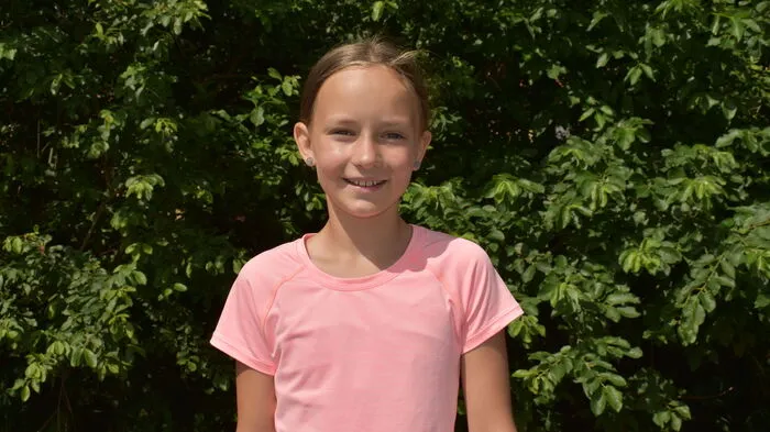 Lisa, 4. Klasse Volksschule Pöllau-Grazerstraße: „Dieses Schuljahr war richtig cool und spannend. Was wir gelernt haben, war interessant, und wir haben auch coole Ausflüge gemacht. Am meisten Spaß haben mir die Graz-Tage gemacht, die Wandertage waren aber auch toll. Mit meinem Zeugnis bin ich in diesem Jahr eigentlich sehr zufrieden. Das Schuljahr ist gut gelaufen. Jetzt freu ich mich schon auf die Ferien. Im Sommer werde ich mit meiner Familie auf Urlaub nach Kroatien fahren. Zu Hause möchte ich in den Ferien viel mit dem Rad fahren, und ich freue mich schon darauf, mich oft mit meinen Freundinnen zu treffen.“