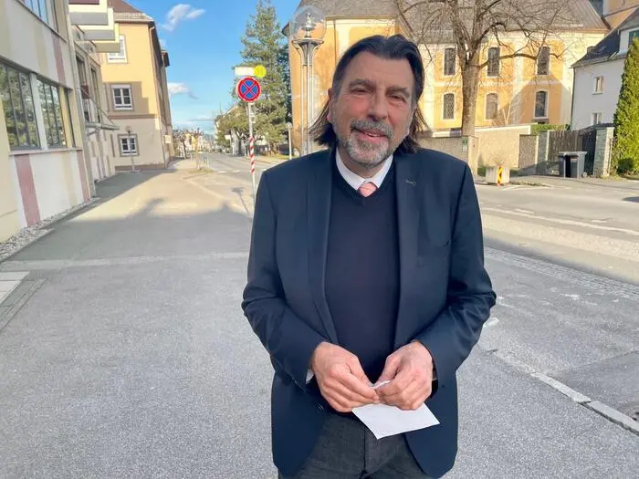 Bürgermeister Josef Wallner ist momentan auf der Suche nach dem geeigneten Standort für das Mitfahrbankerl