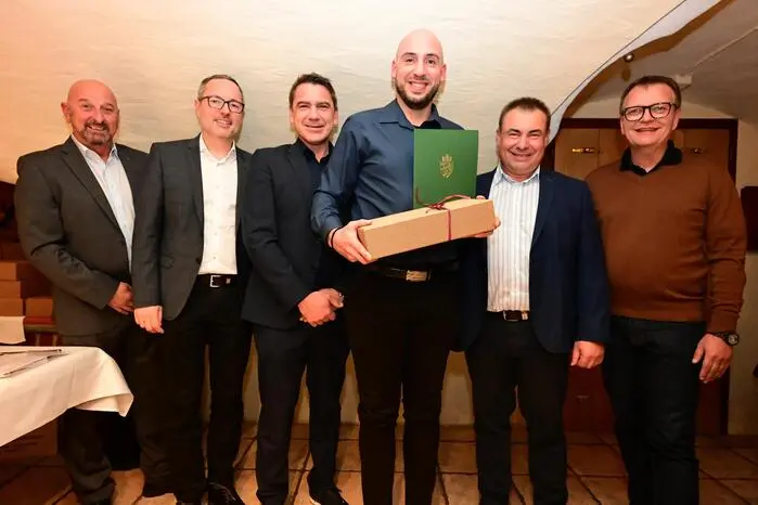 Gefeiert wurde im K.u.K. Wirtshaus in Weißkirchen. Die Ehrung wurde von den Geschäftsführern Thomas Schwarz und Andreas Gruber, Standortleiter Jens Krause, Finanzchef  Michael Tatschl, Personalvertreterin Beate Offenbacher und dem Betriebsratsvorsitzenden Werner Stadler vorgenommen. 
