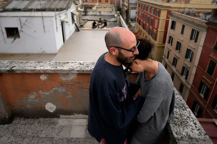 Italien: Auch hier werden die seit fast zwei Monaten geltenden strengen Ausgangssperren gelockert. Ab Montag dürfen die Menschen wieder zum Sport oder zum Spazierengehen nach draußen. Die meisten Geschäfte müssen allerdings noch geschlossen bleiben. Restaurants und Bars dürfen bis Juni nur einen Lieferservice anbieten. Die Regierung hatte die Menschen im ganzen Land am 10. März unter Quarantäne gestellt.