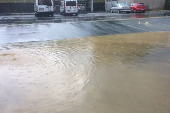 Auf dem Vorplatz des Rüsthauses schoss das Wasser aus dem Kanal.