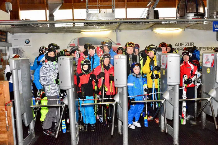 Das Projekt Schneetiger, unterstützt von der Laureus Sport for Good Foundation, ermöglicht es seit 2011 jährlich 1000 Kindern mit und ohne Benachteiligung, behutsam den Skisport zu erlernen.