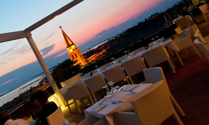 Dinieren mit Aussicht auf die Altstadt von Grado — diese und andere unvergessliche Panoramen bieten zahlreiche Restaurants auf der Sonnennsel