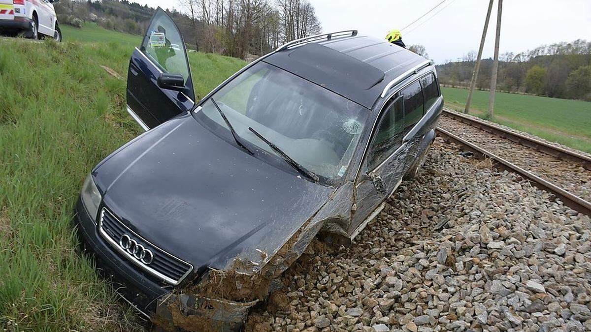 Einer von zahlreichen Unfällen am Wochenende: Dieser Pkw landete bei Hartberg auf dem Gleiskörper