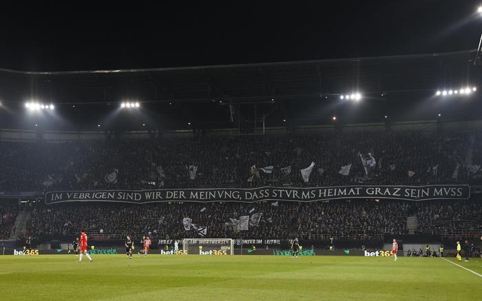 Ein Protestplakat der Sturm Fans während der Champions League Begegnung zwischen SK Sturm Graz und Girona in Klagenfurt.