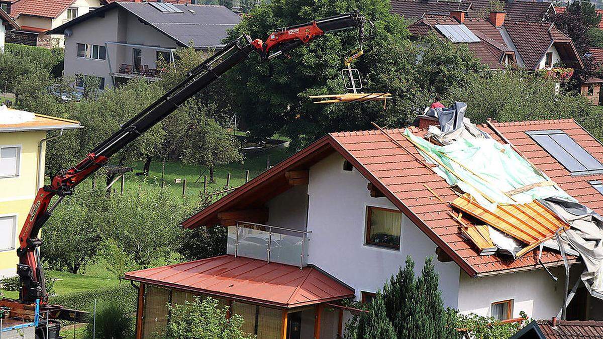 Die Aufräumarbeiten, wie hier in Feldkirchen, laufen noch, doch das nächste Unwetter steht bereits vor der Tür