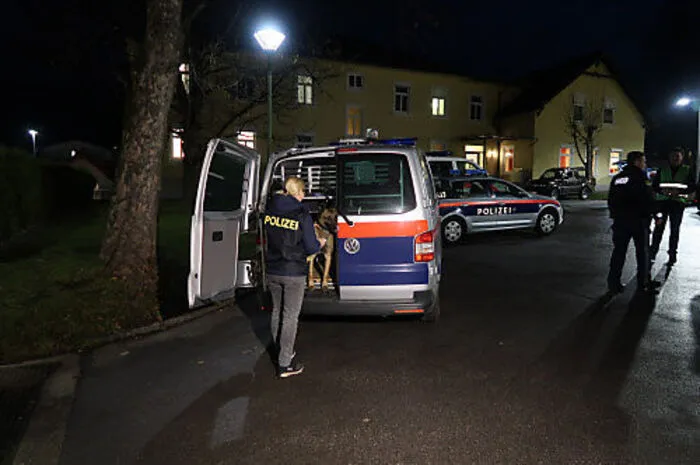 Das LKH Mürzzuschlag wurde am Donnerstag, dem 6. Dezember, aufgrund einer anonymen Bombendrohung evakuiert. Rund 60 Patienten werden in einem nahegelegenen Pflegeheim untergebracht. Mehr da.