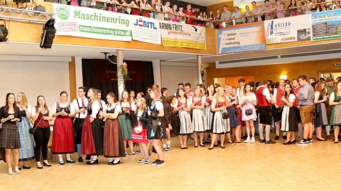 Ob in schmucker Tracht oder im eleganten Anzug: Hunderte Besucher waren am Samstag in die Krappfeld-Metropole gepilgert, um beim Bezirks-Landjugendball 2021 dabei zu sein. 