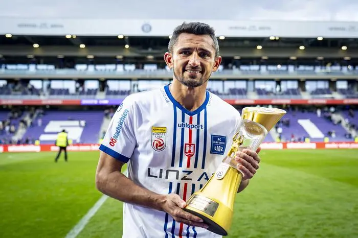 VIENNA,AUSTRIA,24.MAY.25 - SOCCER - ADMIRAL Bundesliga, championship group, FK Austria Wien vs FC Blau Weiss Linz. Image shows the rejoicing of Ronivaldo Bernado Sales (Linz) with the trophy after being named goal getter of the year. Keyword: Torschuetzenkoenig 
Photo: GEPA pictures/ Kevin Hackner