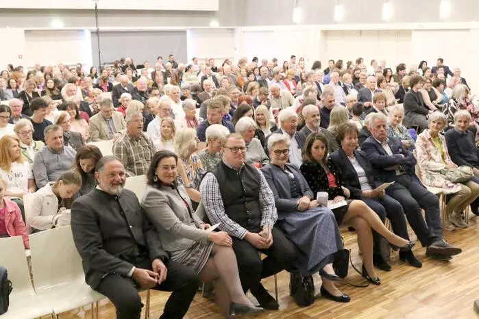 Hunderte Besucher waren aus diesem Grund in die Blumenhalle gepilgert, um sich diesen Ohrenschmaus nicht entgehen zu lassen. Allen voran Vizebürgermeisterin Silvia Radaelli sowie die Stadträte Walter Brunner und Sylvia Greiler . Weiters unter anderem gesichtet: Bezirkskapellmeister Martin Irrasch, Ehrenobmann Waldemar Wurzer, Filmprofi Günther Werner sowie der Hauptmann der Bürgerlichen Trabantengarde St. Veit, Andreas Ellersdorfer.