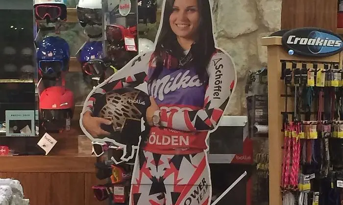 Österreichs Ski-Star Anna Fenninger als Werbeträgerin - in einem griechischen Wintersportgeschäft (Arachova)