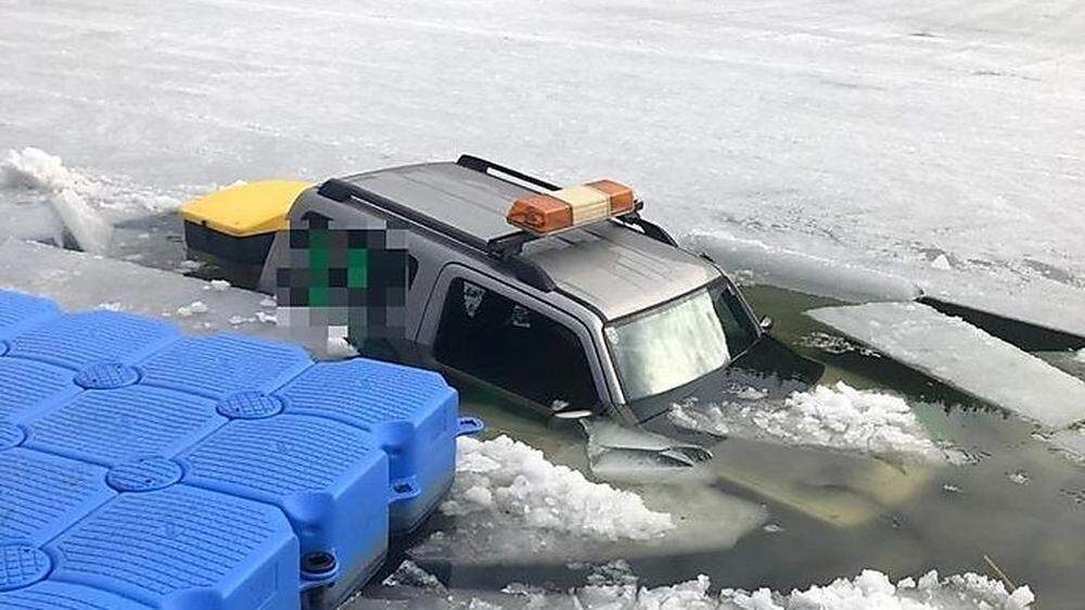 Bei Schneeräumarbeiten am Eis ist das Fahrzeug in den See eingebrochen