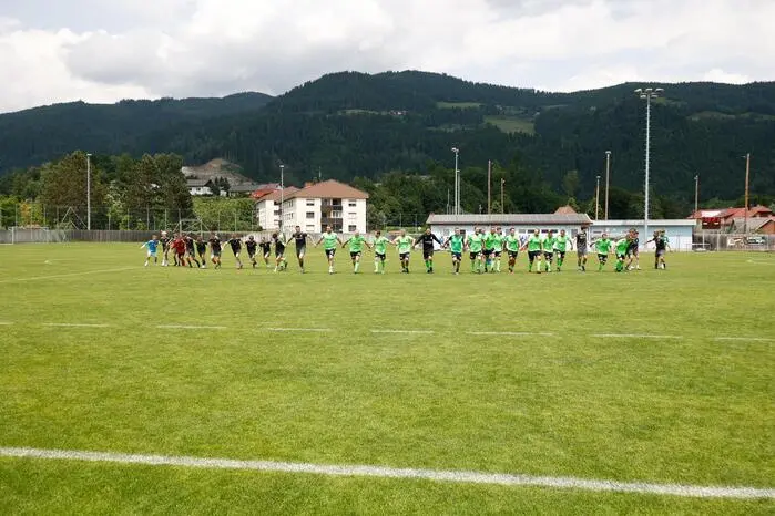 Gleich mehrere Freundschaftsspiele sorgten für Begeisterung: Um 10.30 Uhr traten die Mütter gegen die U9-Mannschaft an, um 11.15 Uhr folgten die Väter gegen die U13.