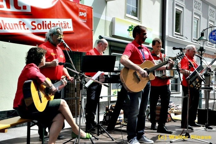 Tanzeinlagen vom Tanzclub Burghof und ein Auftritt von den „Räten“, auf der Gitarre unterstützt von Landesrätin Ursula Lackner, sowie einigen humoristischen Einlagen vom Voitsberger Urgestein „Blumi“ dienten als Rahmenprogramm dieser eindrucksvollen Veranstaltung.