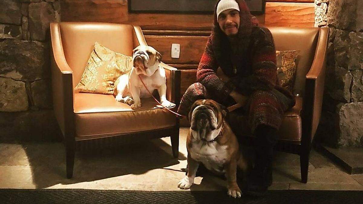 Lewis Hamilton mit seinen Hunden