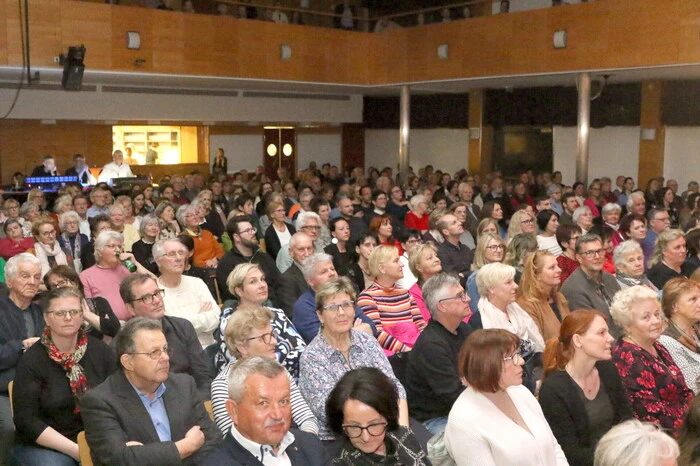 Im übervollen Kulturhaussaal unter anderen gesichtet: „Hausherr“ Bürgermeister Walter Zemrosser mit seiner Klein St. Pauler Amtskollegin Gabi Dörflinger, Hilfswerk-Präsidentin Elisabeth Scheucher-Pichler, Solar-Experte Rudi Rattenberger sowie Zivilschutz-Bezirksleiter Horst Maier. 