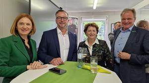 Die Landesrätinnen Simone Schmiedtbauer und Ursula Lackner mit Bürgermeister Helmut Linhart und Gemeindebund-Chef Erwin Dirnberger