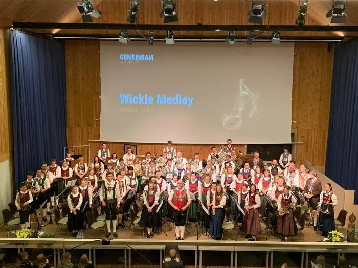 Das Bezirksjugendblasorchester Iseltal vereint rund 60 junge Musikerinnen und Musiker aus den neun Kapellen des Musikbezirkes und wurde im Jahr 2023 gegründet
