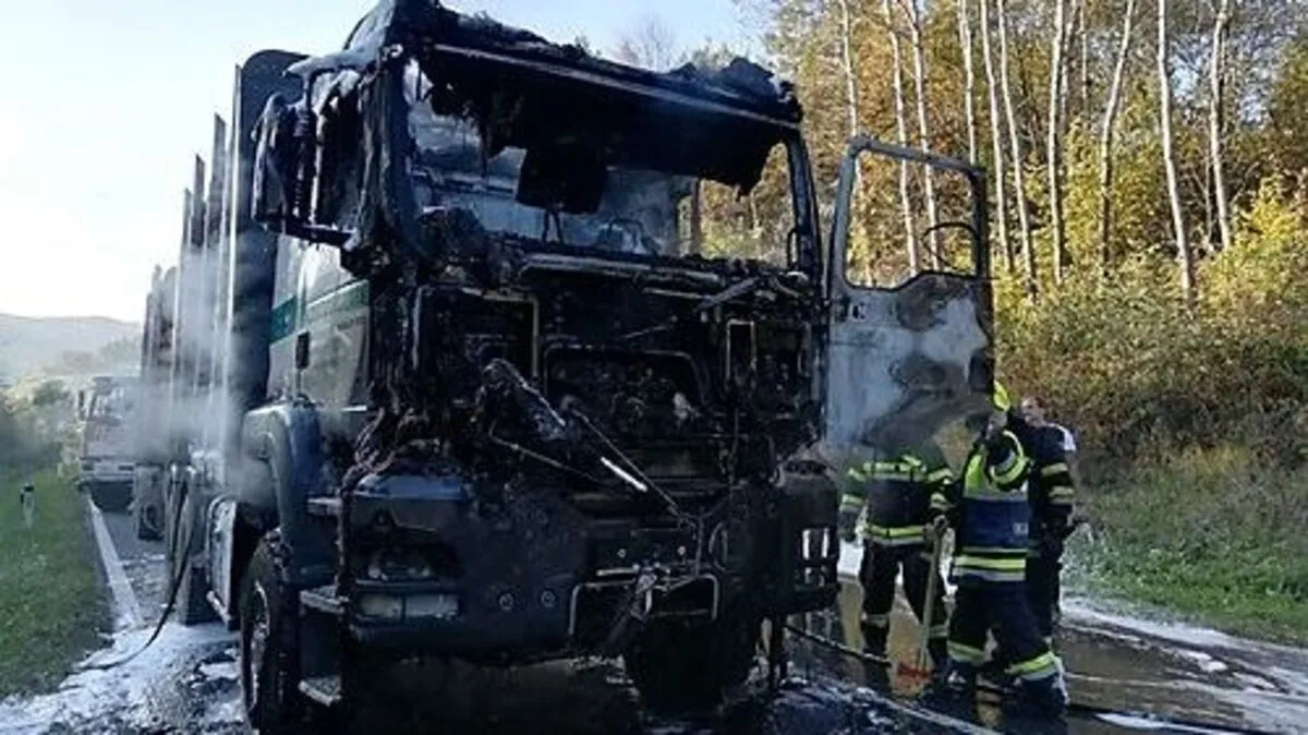 Ein Holztransporter fing kurz nach dem alten Öamtc-Stützpunkt stadtauswärts Feuer