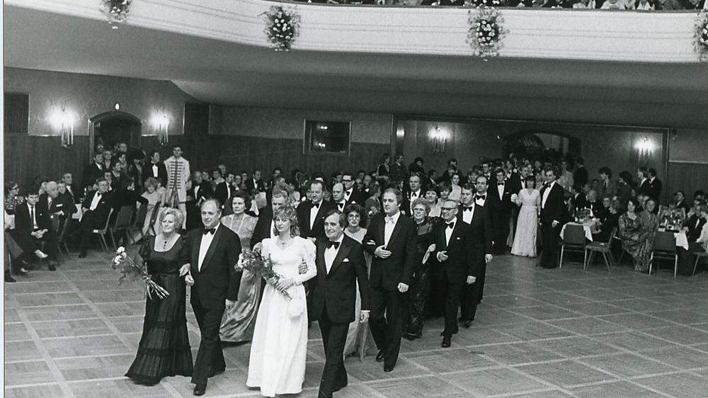 Einzug der Ehrengäste beim Ball der Stadt Klagenfurt 1982 	