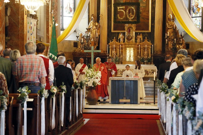 Im Anschluss an den Festgottesdient in der Pfarrkirche...