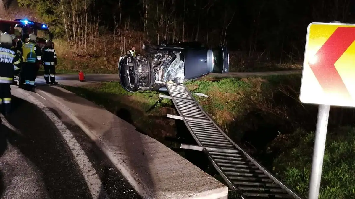 Das Brückengeländer wurde durch die Wucht des Aufpralls aus der Verankerung gerissen