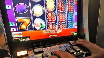 APA5232948 - 14092011 - WIEN - ÖSTERREICH: ZU APA-TEXT WI - THEMENBILD: Das Ergebnis der Wiener Arbeitsgruppe zum umstrittenen kleinen Glücksspiel liegt vor: Wien verzichtet auf ein neues Landesgesetz. Die geltende Regelung läuft somit mit Jahresbeginn 2015 aus. Spielautomaten, die in die Kompetenz des Landes fallen, wird es dann nicht mehr geben. Im Bild: Illustration zum Thema Glücksspiel: Ein Mann spielt an einem Glücksspiel-Automaten; fotografiert am Dienstag, 13. April 2010, in Wien (gestellte Szene). APA-FOTO: GEORG HOCHMUTH