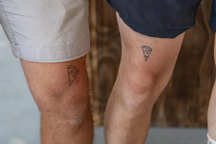Das nennt man Leidenschaft: die beiden Pizza-Pop-up-Brothers haben sich jeweils ein Pizzastück auf den Oberschenkel tätowieren lassen