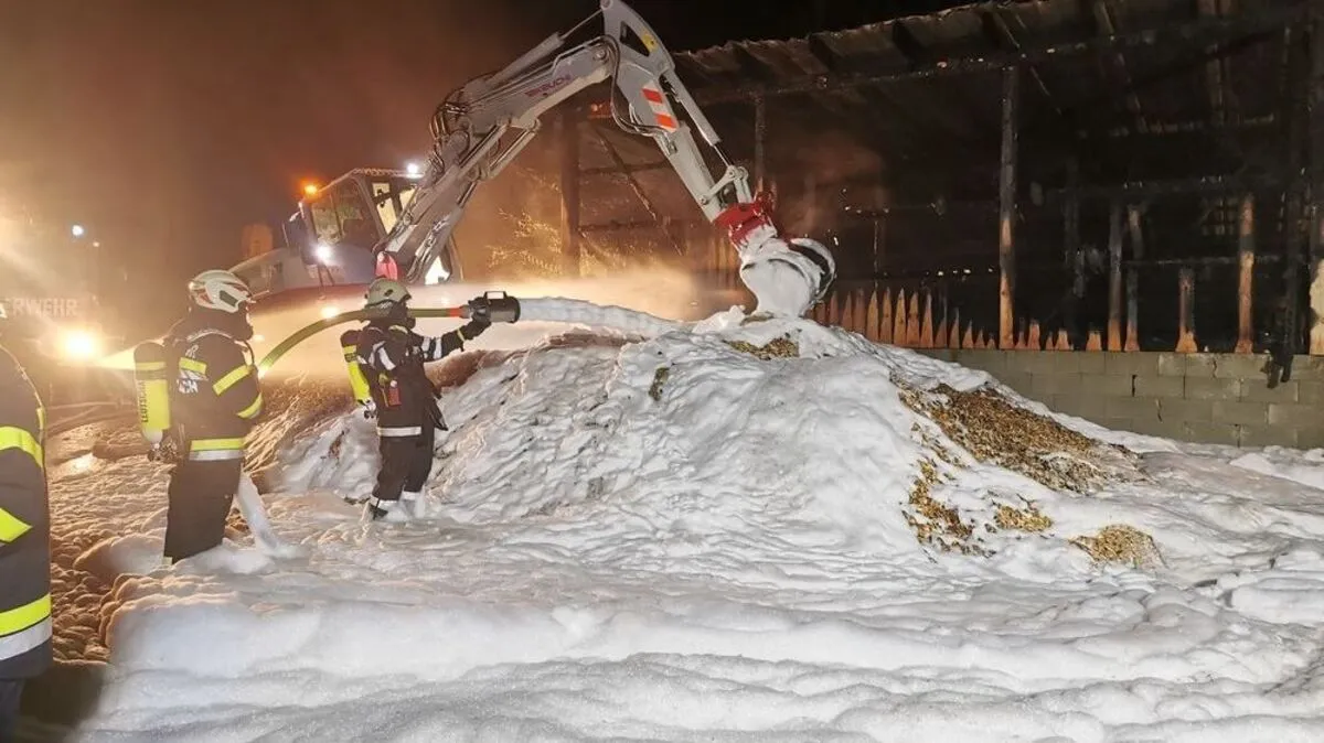 Die Einsatzkräfte der Feuerwehr bekämpften den Brand mittels Schaum