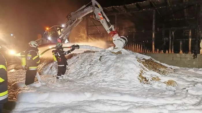Die Einsatzkräfte der Feuerwehr bekämpften den Brand mittels Schaum