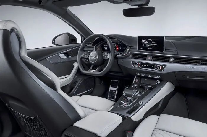 Der V6-Biturbo leistet 450 PS. Sein maximales Drehmoment von 600 Newtonmetern – 170 mehr als beim Vorgängermodell – steht in einem breiten Drehzahlband von 1900 bis 5000 Touren bereit. Damit spurtet er in 4,1 Sekunden von 0 auf 100 km/h. Die Spitze erreicht er bei 250 km/h. Mit dem optionalen RS-Dynamikpaket steigt die Höchstgeschwindigkeit auf 280 km/h.