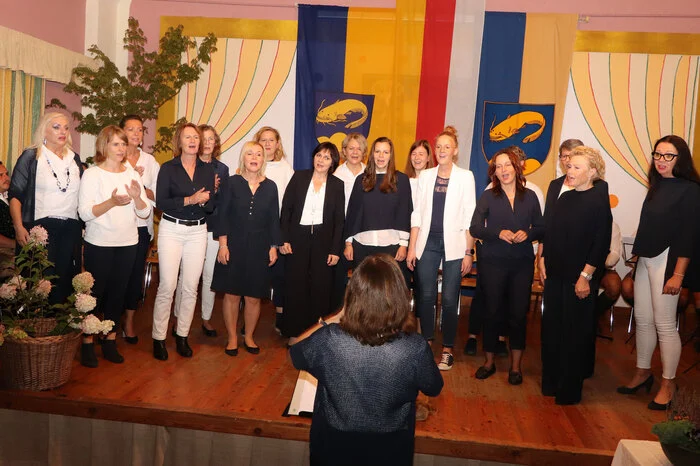 Der Damenchor „Chorista“ mit Chorleiterin Andrea Lothspieler-Vidoni und Obfrau Ulrike „Uli“ Kofler-Kavalar.

