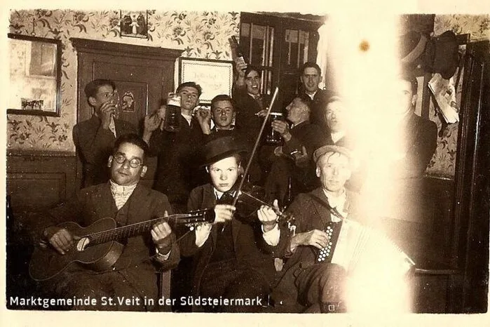 Weinburger Dorfburschen „feiern“ vor dem „Einrücken“ in Franz Peer‘s Gasthof, um 1940
