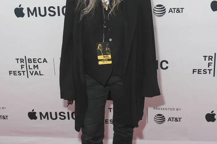 Patti Smith (74): Wer Patti Smith sagt, der muss auch Ann Demeulemeester sagen. Die Musikikone und die belgische Designerin sind seit Jahrzehnten befreundet und teilen das gleiche Faible für die dekonstruktivistische Mode der 1980er- und 1990er-Jahre, von denen Demeulemeester eine Hauptvertreterin ist. Smith gilt als eine ihrer wichtigsten Musen: Hemd oder Shirt, Anzugweste, Hose oder Rock, meist Schwarz – der Demeulemeester-Look.