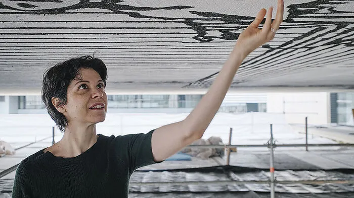 Anna Artaker beim Anbringen des Sgraffito