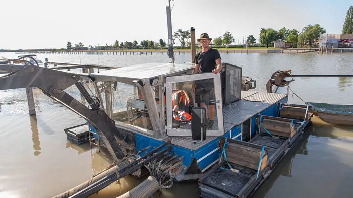 Georg Linner pumpt den Schlamm aus dem See heraus. Über eine 1,5 Kilometer lange Abflussleitung wird der Schlamm in weiterer Folge in ein Auffangbecken an den Ortsrand befördert
